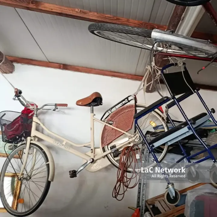 <p>A Vibo Marina c’è chi fissa al soffitto le cose per salvarle dagli allagamenti: «Le nostre vite appese come soppressate»</p>