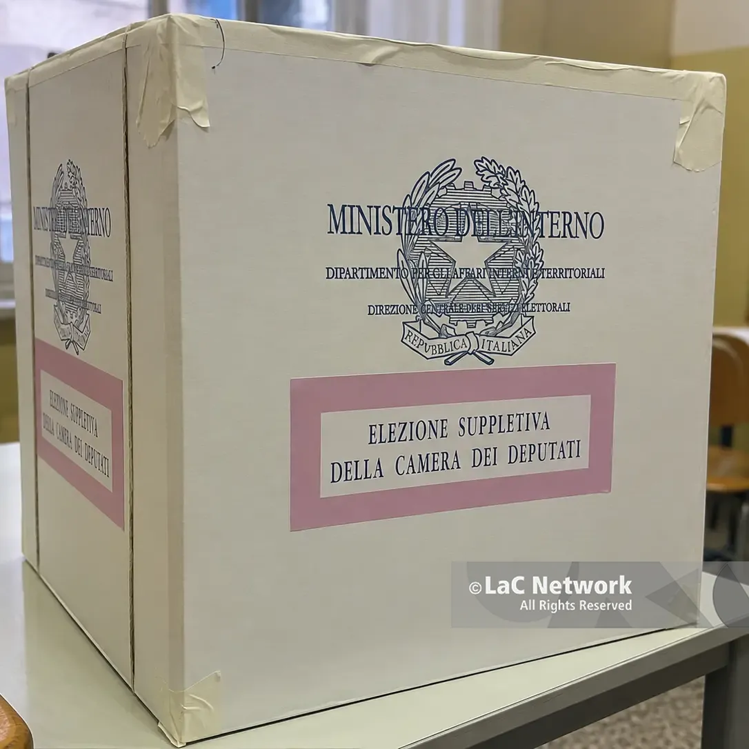 <p>Elezioni suppletive Reggio, <span style=\"color:hsl(0, 75%, 60%);\">affluenza alle ore 23 al 14,97%</span>: chiusa la prima giornata di voto</p>
