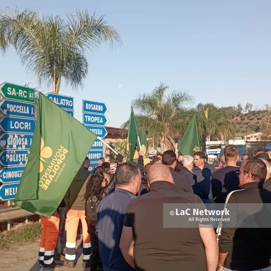 Caro carburante e prezzi alle stelle, la Calabria scende in piazza: «La politica ci sta portando al fallimento»\n
