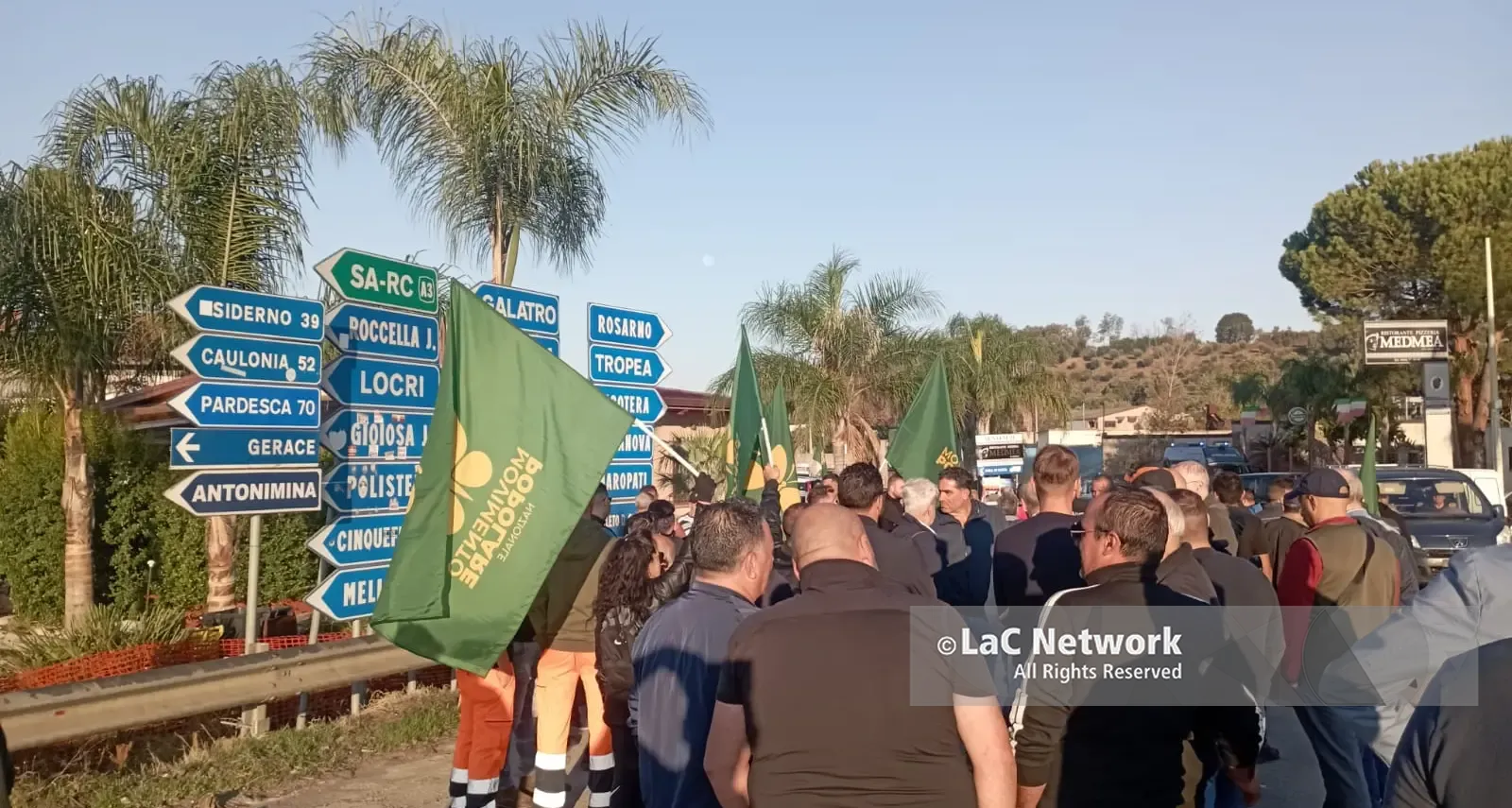 Caro carburante e prezzi alle stelle, la Calabria scende in piazza: «La politica ci sta portando al fallimento»\n