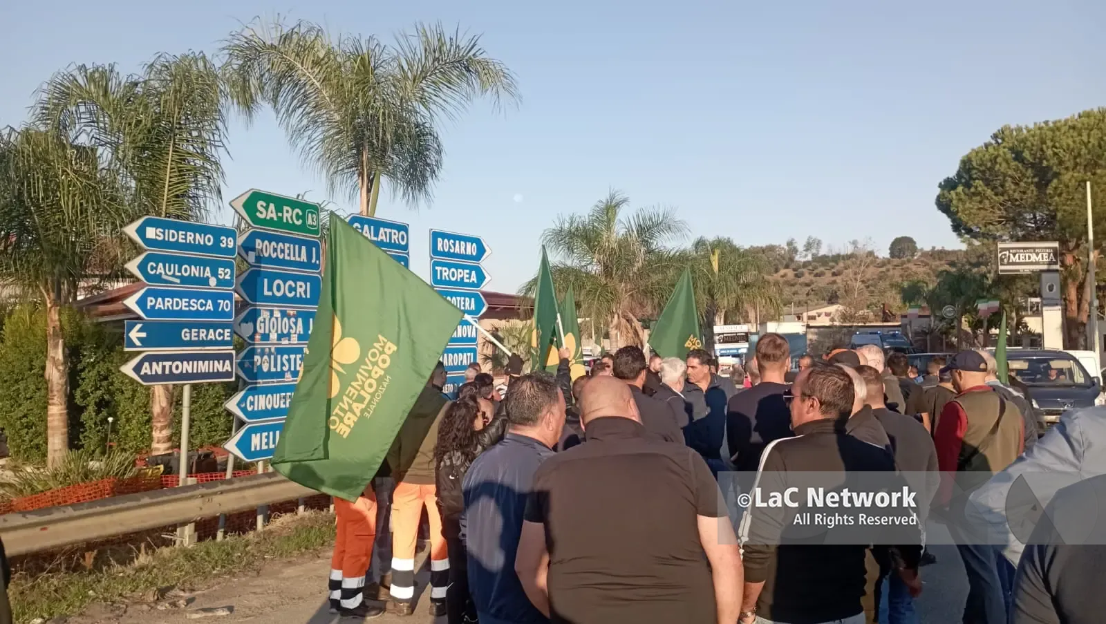 Caro carburante e prezzi alle stelle, la Calabria scende in piazza: «La politica ci sta portando al fallimento»\n