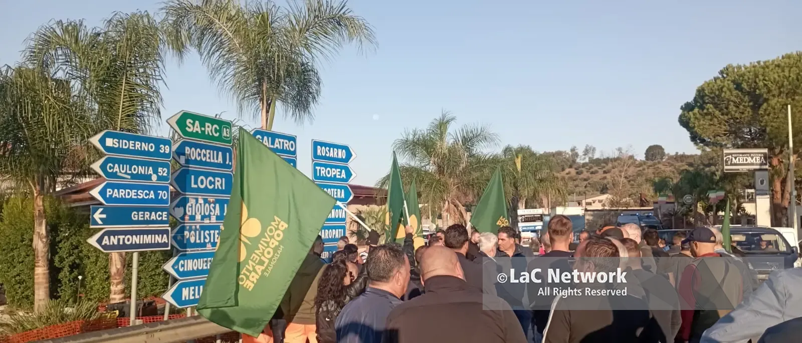 Caro carburante e prezzi alle stelle, la Calabria scende in piazza: «La politica ci sta portando al fallimento»\n