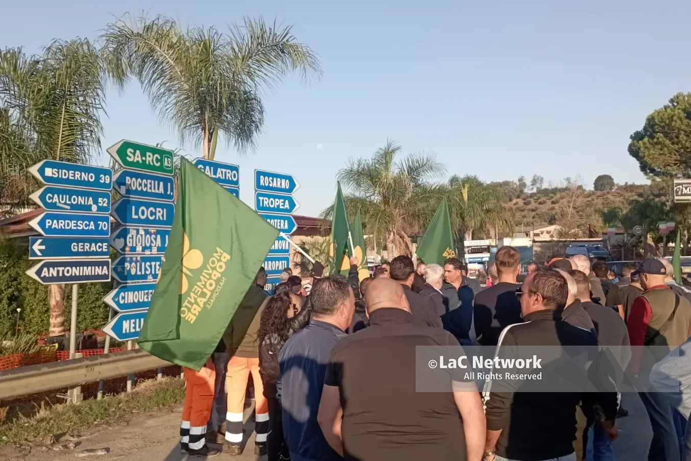 Caro carburante e prezzi alle stelle, la Calabria scende in piazza: «La politica ci sta portando al fallimento»\n