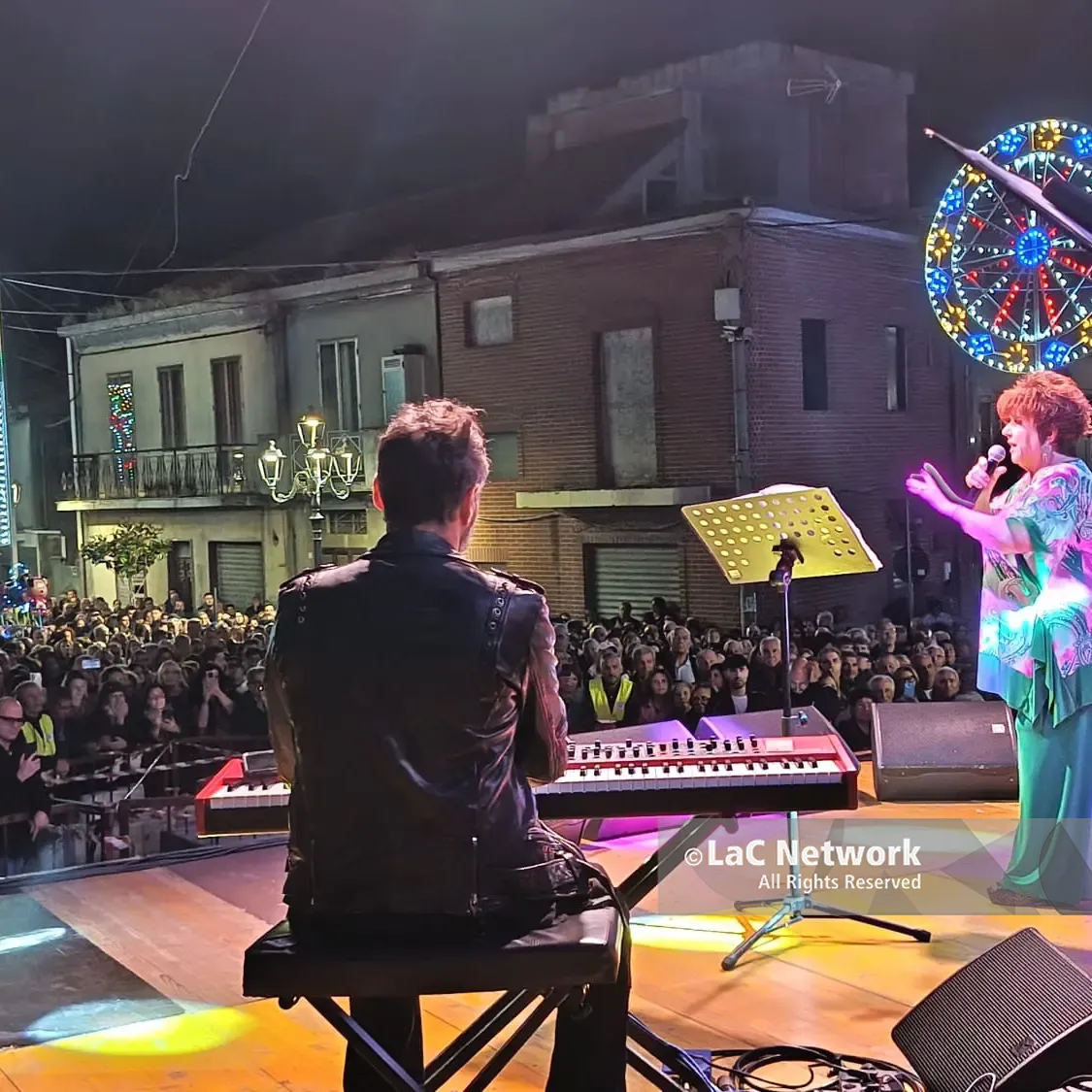 Orietta Berti infiamma Sant’Onofrio, bagno di folla per il concerto che ha chiuso la festa della Santa Croce\n