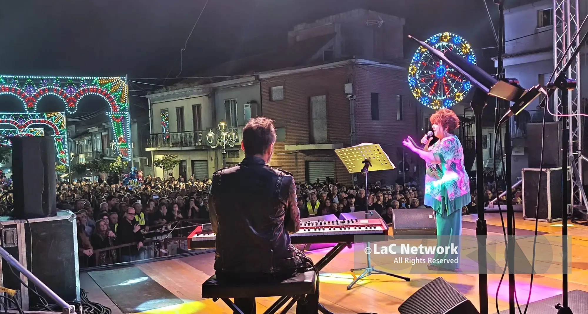 Orietta Berti infiamma Sant’Onofrio, bagno di folla per il concerto che ha chiuso la festa della Santa Croce\n