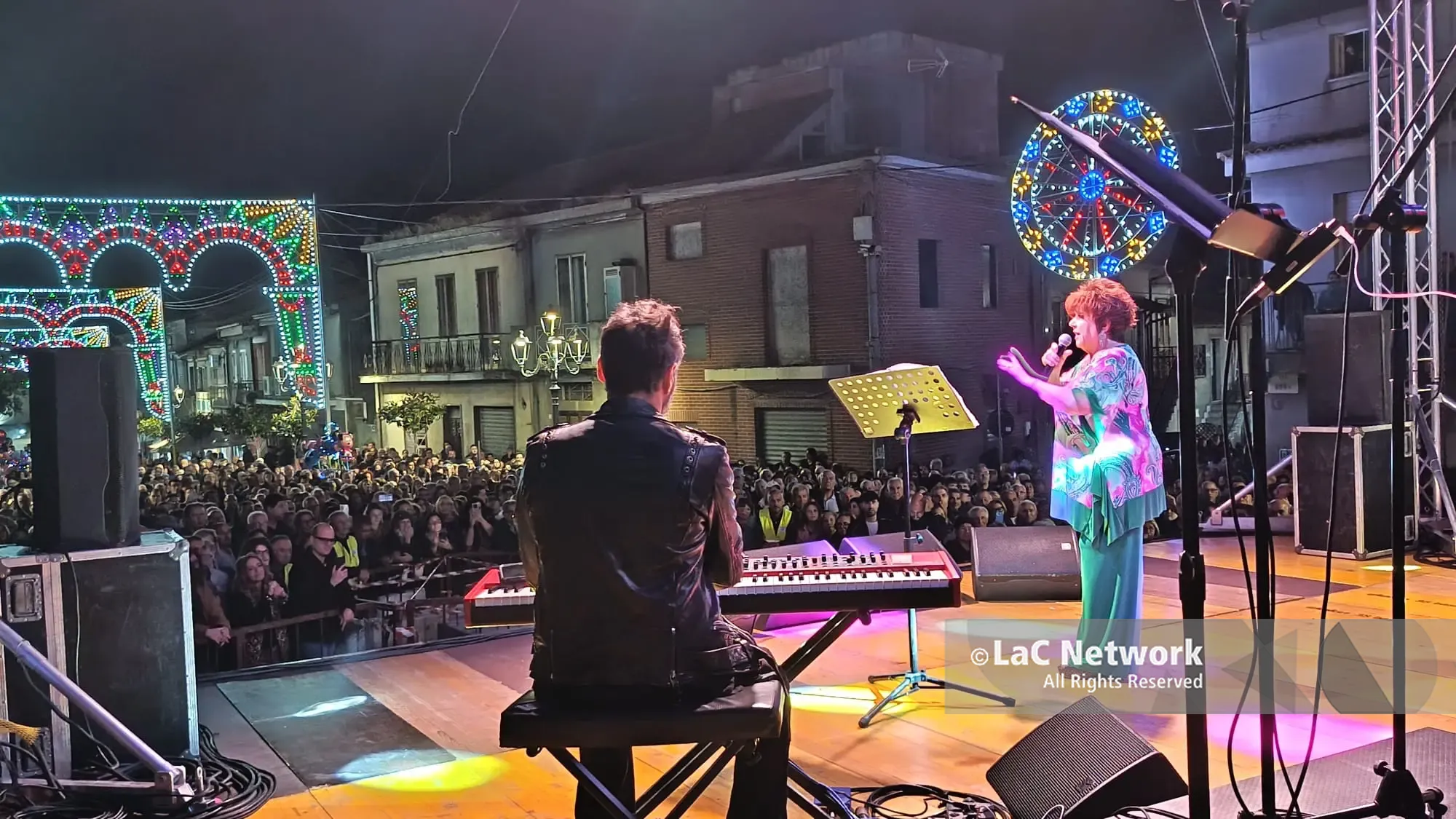 Orietta Berti infiamma Sant’Onofrio, bagno di folla per il concerto che ha chiuso la festa della Santa Croce\n