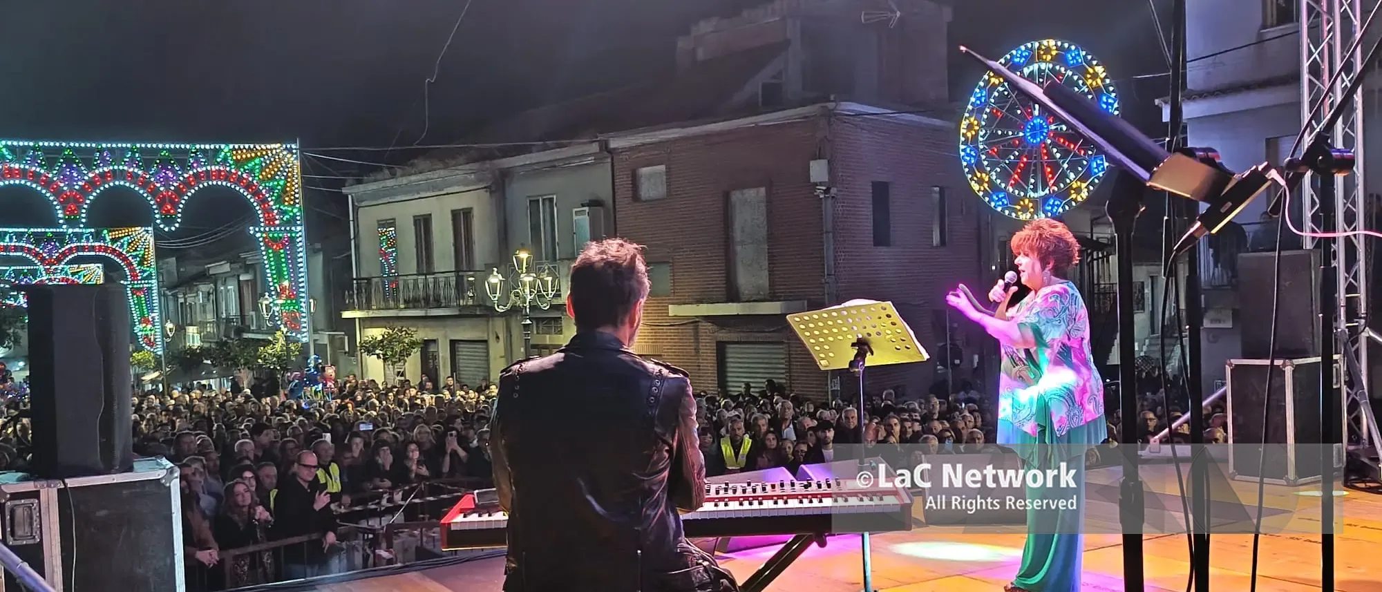 Orietta Berti infiamma Sant’Onofrio, bagno di folla per il concerto che ha chiuso la festa della Santa Croce\n