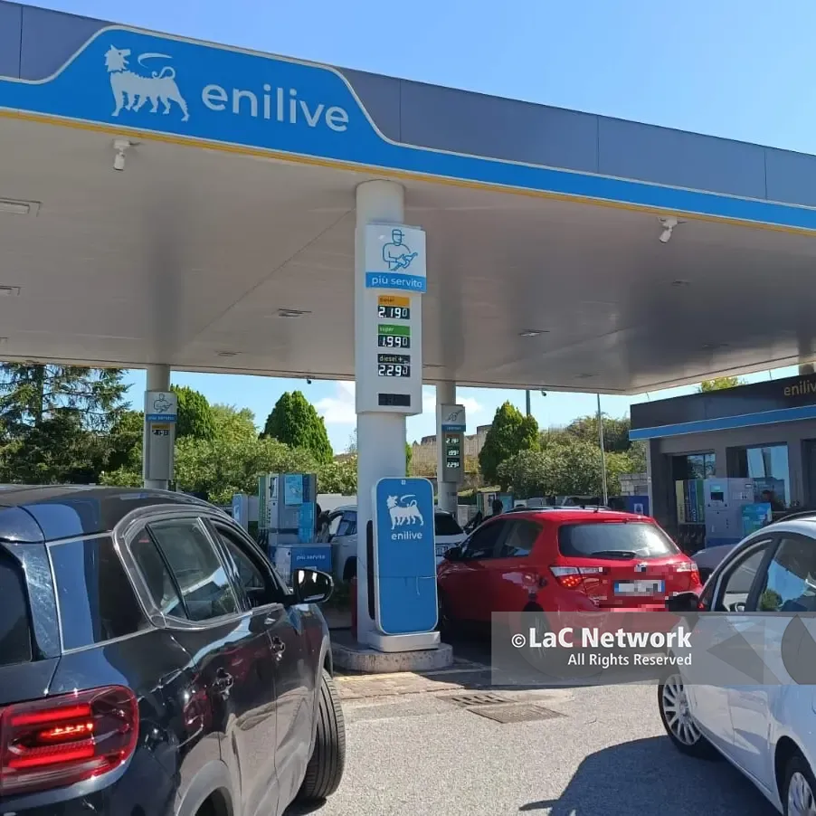 Vibo, tutti in fila al distributore Eni per il carburante scontato: la coda si allunga sulla 606, mentre alla Esso non c’è nessuno\n
