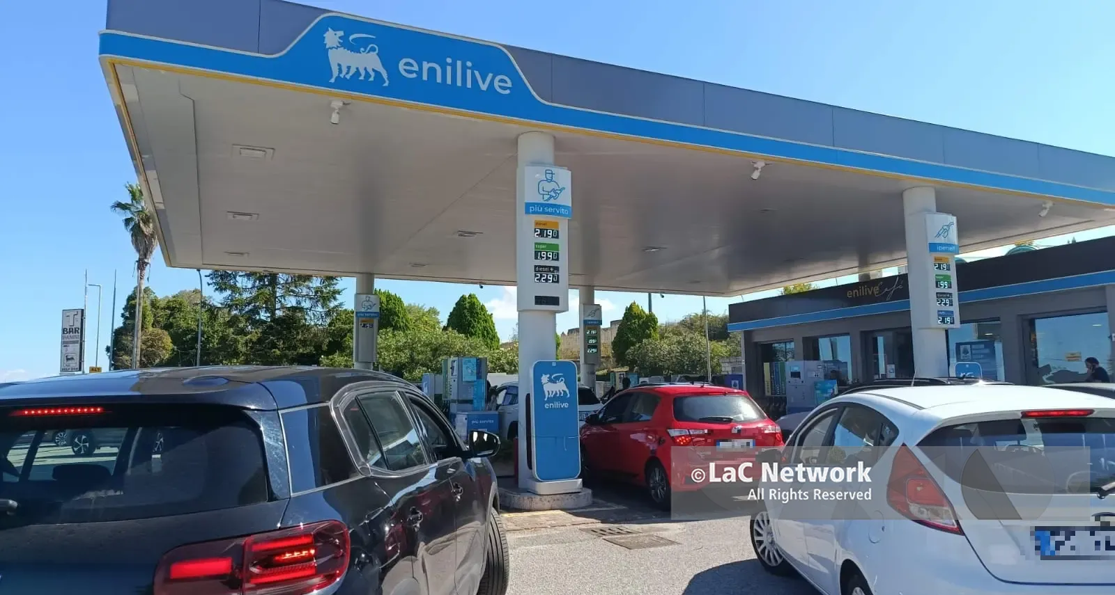 Vibo, tutti in fila al distributore Eni per il carburante scontato: la coda si allunga sulla 606, mentre alla Esso non c’è nessuno\n
