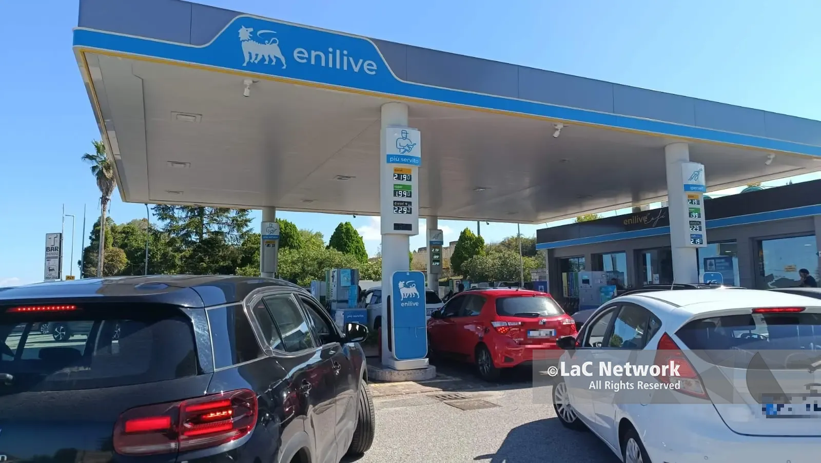 Vibo, tutti in fila al distributore Eni per il carburante scontato: la coda si allunga sulla 606, mentre alla Esso non c’è nessuno\n