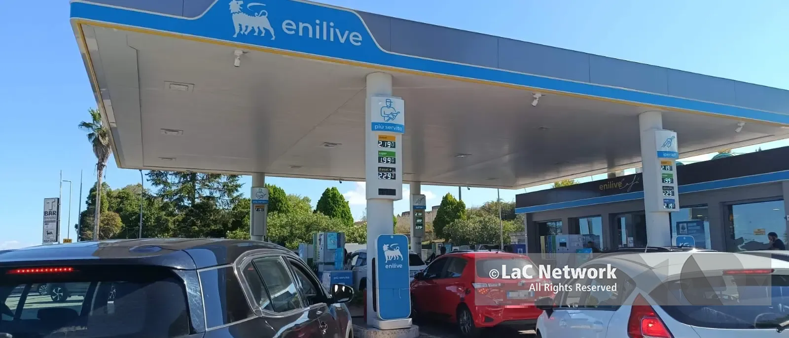 Vibo, tutti in fila al distributore Eni per il carburante scontato: la coda si allunga sulla 606, mentre alla Esso non c’è nessuno\n