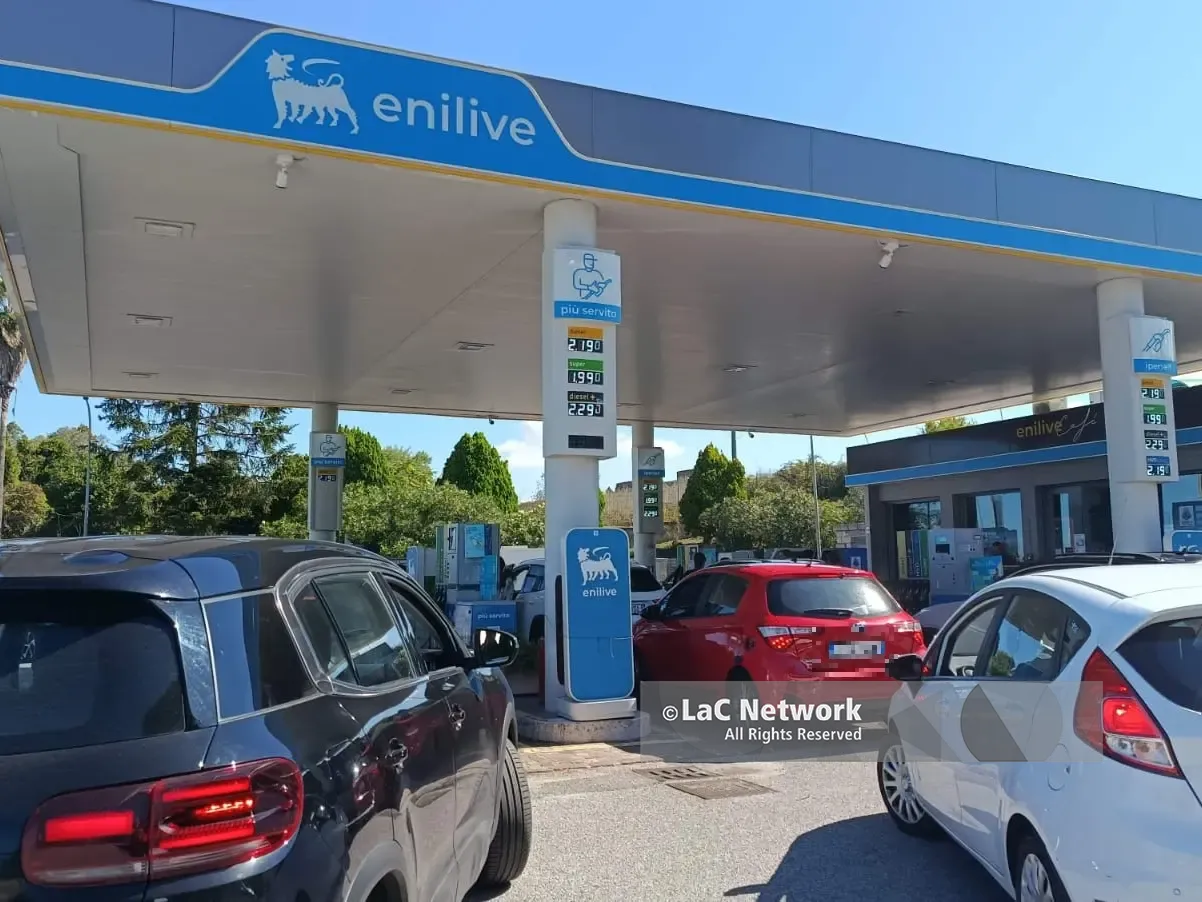 Vibo, tutti in fila al distributore Eni per il carburante scontato: la coda si allunga sulla 606, mentre alla Esso non c’è nessuno