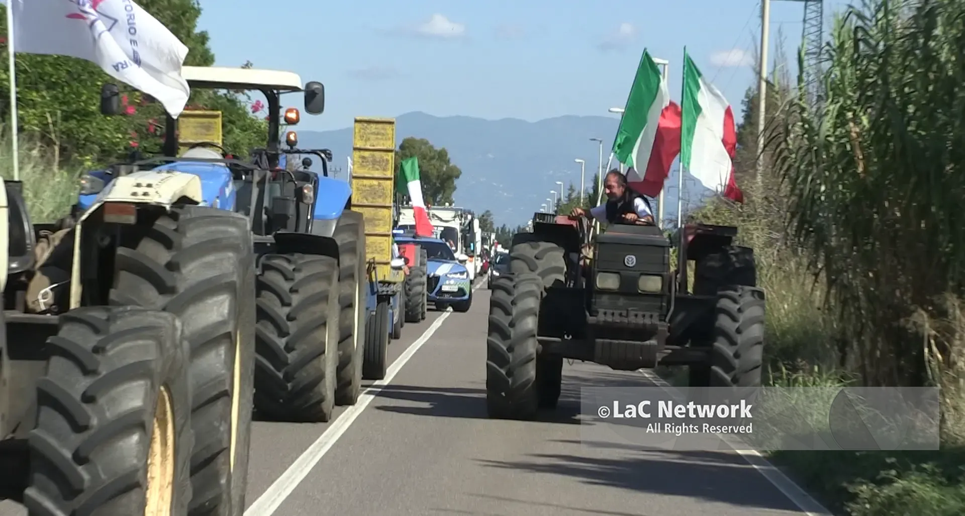 Lacrime e\u00A0olio, a Pizzo la protesta degli agricoltori calabresi sfocia nella disperazione: «Prezzi bassissimi e costi alti, in fumo i nostri sacrifici»\n