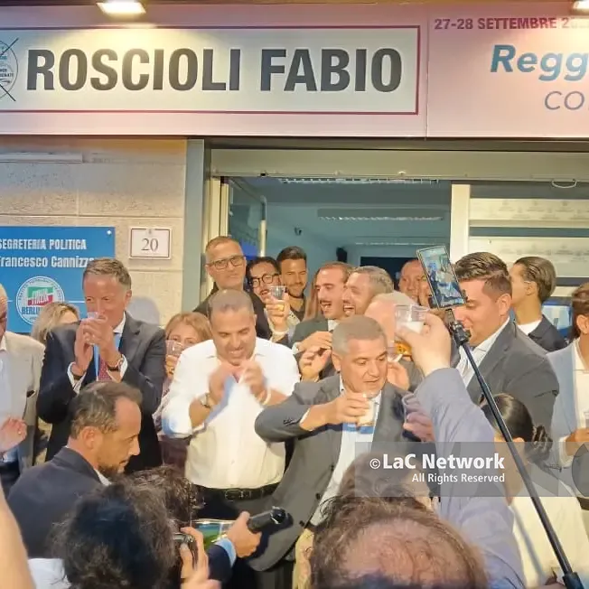 <p>Suppletive a Reggio, <span style=\"color:hsl(0, 75%, 60%);\">il centrodestra rivendica la vittoria di Roscioli</span> e rilancia il modello dell’unità verso le prossime sfide</p>