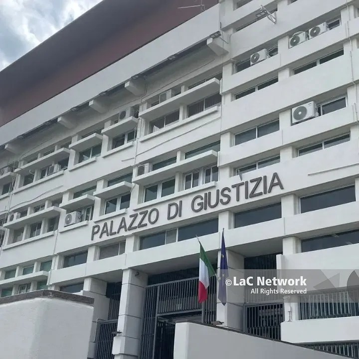 Giudice di Cosenza sospeso da funzioni e stipendio: «Molestie a una 18enne, le mostrò i genitali». Lui nega tutto\n