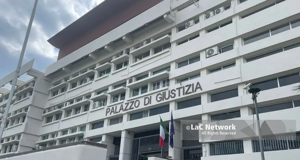Giudice di Cosenza sospeso da funzioni e stipendio: «Molestie a una 18enne, le mostrò i genitali». Lui nega tutto\n
