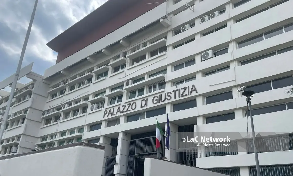 Giudice di Cosenza sospeso da funzioni e stipendio: «Molestie a una 18enne, le mostrò i genitali». Lui nega tutto\n