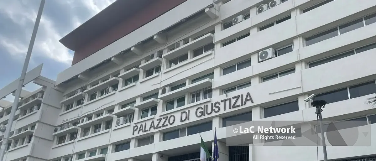 Giudice di Cosenza sospeso da funzioni e stipendio: «Molestie a una 18enne, le mostrò i genitali». Lui nega tutto\n