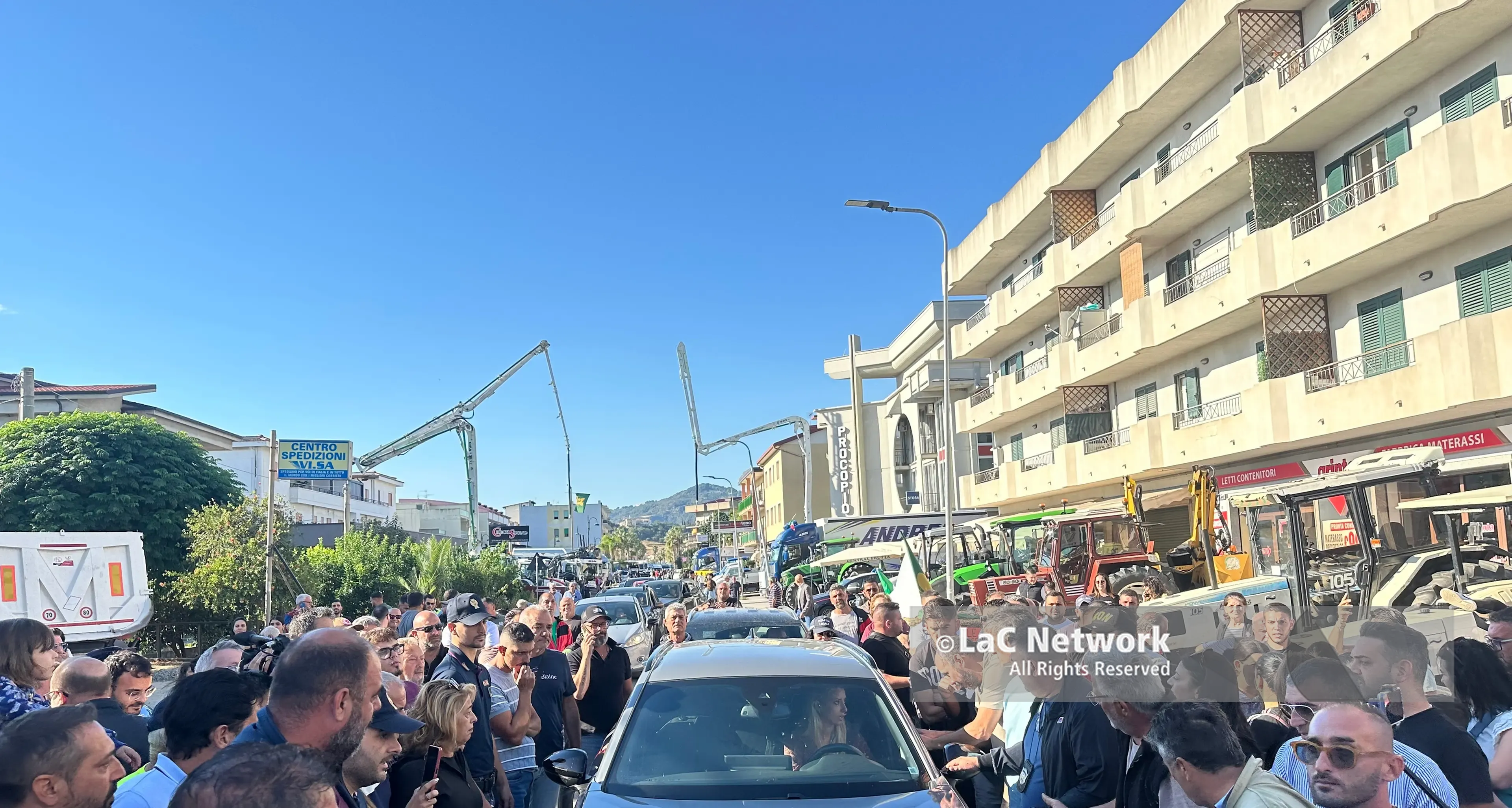 Davoli, protesta contro il caro carburante: SS 106 bloccata e\u00A0traffico in tilt\n