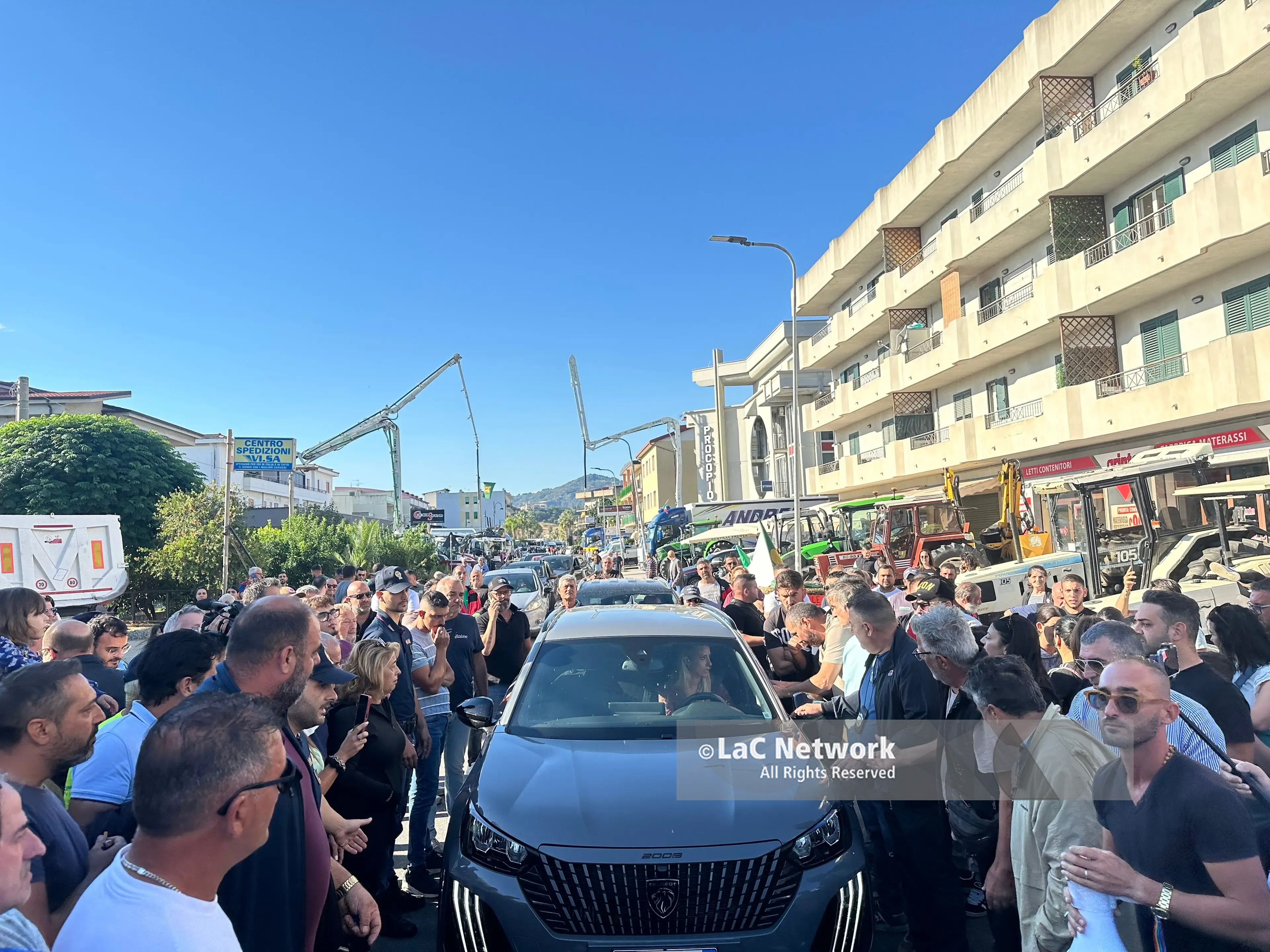 Davoli, protesta contro il caro carburante: SS 106 bloccata e\u00A0traffico in tilt\n