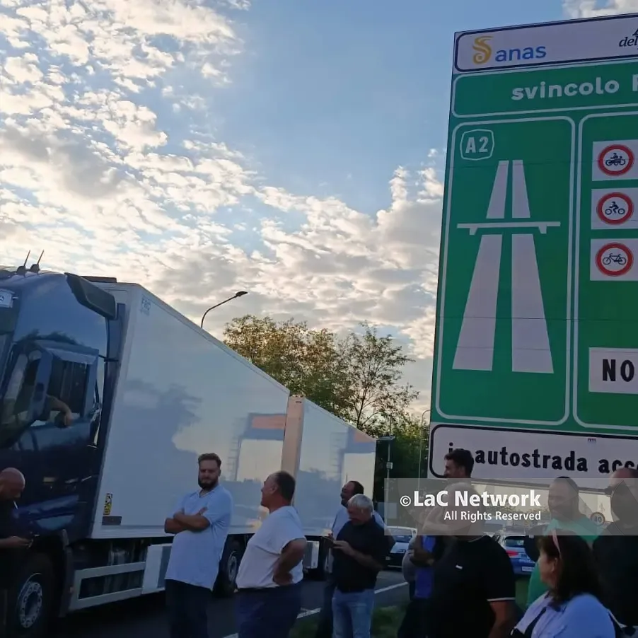 Protesta Tir in Calabria, il Codacons avverte: «Se i blocchi non finiscono oggi, denunce in Procura»\n