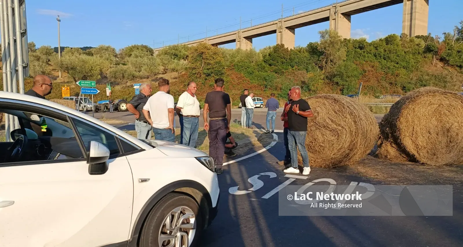 <p>Agricoltori in rivolta, a Pizzo l’assedio dei trattori <span style=\"color:hsl(0, 75%, 60%);\">minaccia di bloccare il traffico sull’A2</span>: attesi “rinforzi” da Crotone</p>