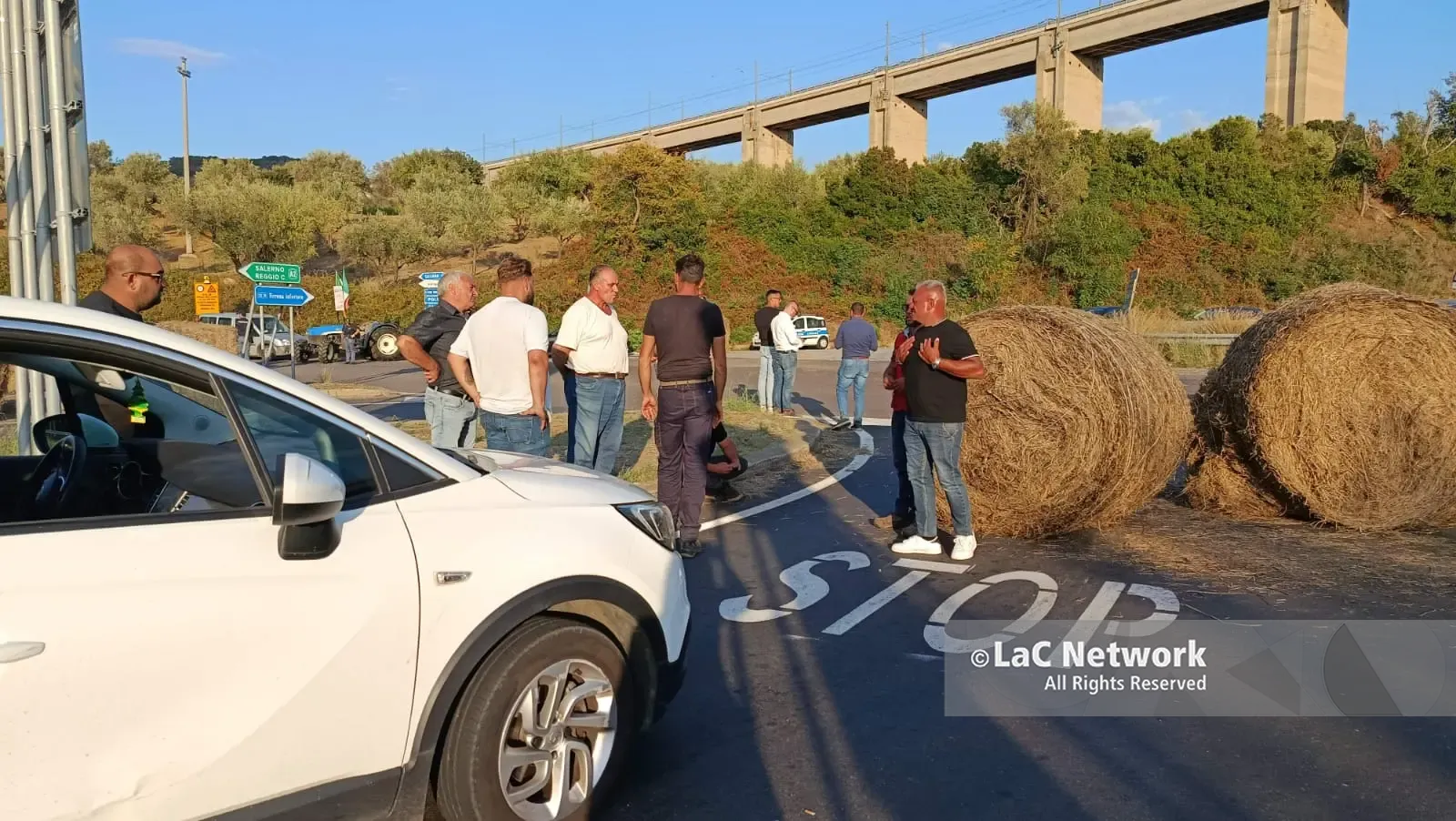 Agricoltori in rivolta, a Pizzo l’assedio dei trattori minaccia di bloccare il traffico sull’A2: attesi “rinforzi” da Crotone\n