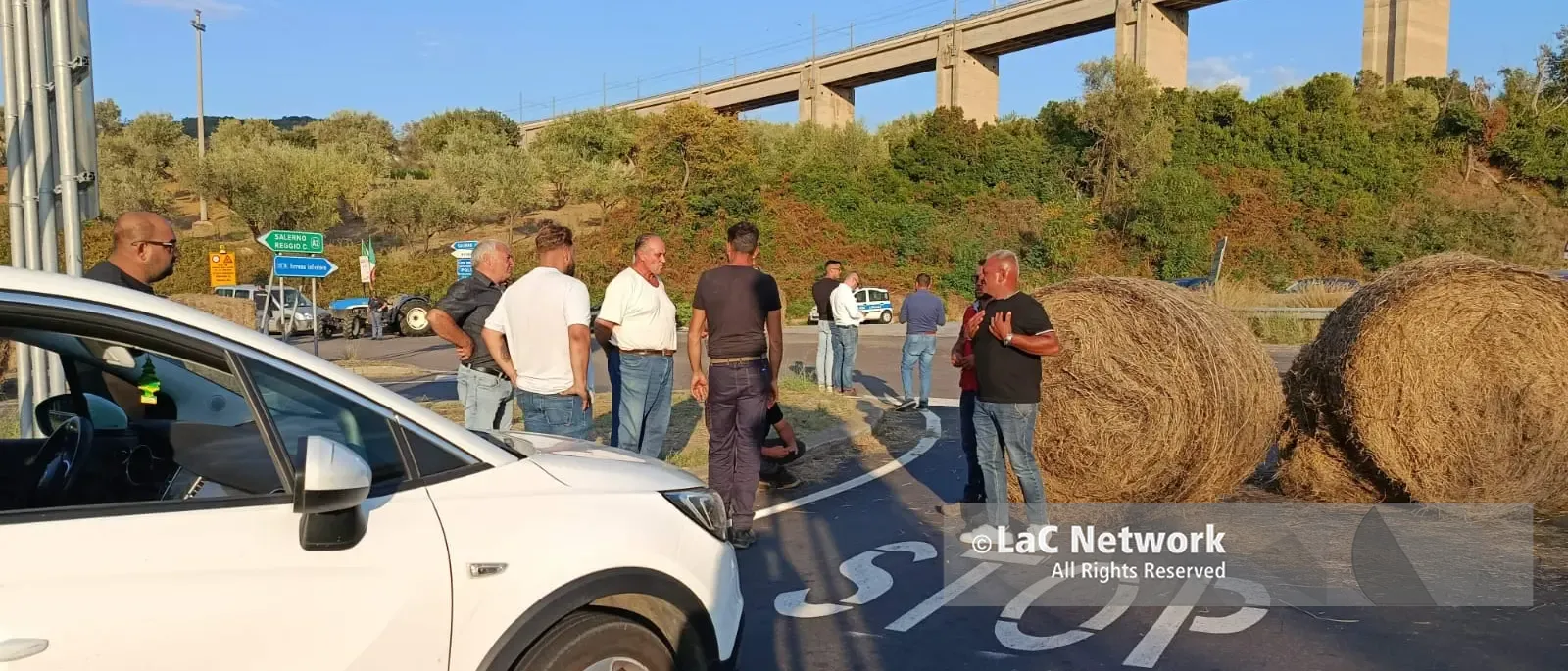 Agricoltori in rivolta, a Pizzo l’assedio dei trattori minaccia di bloccare il traffico sull’A2: attesi “rinforzi” da Crotone\n