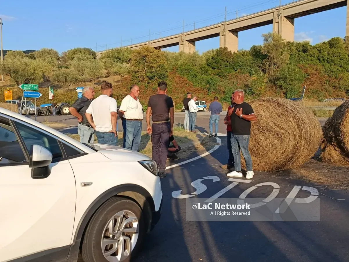 Agricoltori in rivolta, a Pizzo l’assedio dei trattori minaccia di bloccare il traffico sull’A2: attesi “rinforzi” da Crotone