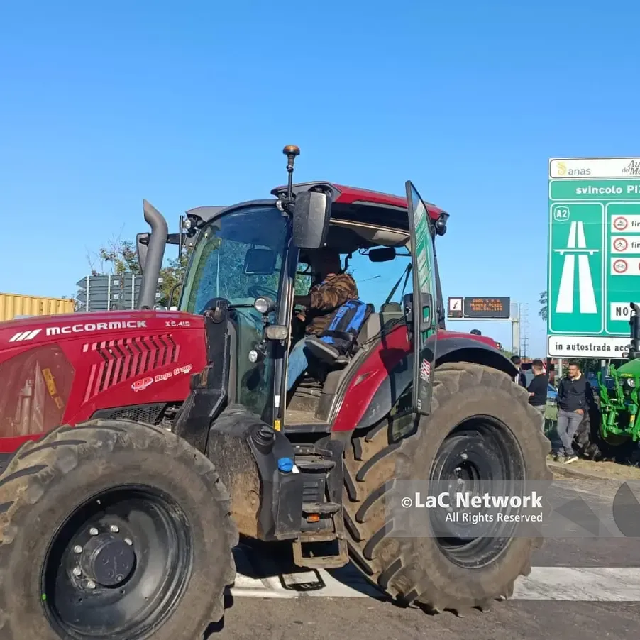 Agricoltori, disperazione e tensione a Pizzo: tentano di entrare sull’A2, la mediazione della polizia evita il blocco\n