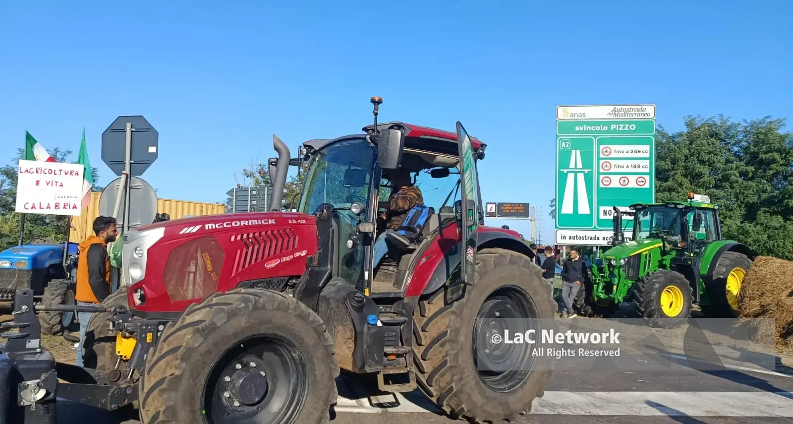 Agricoltori, disperazione e tensione a Pizzo: tentano di entrare sull’A2, la mediazione della polizia evita il blocco\n
