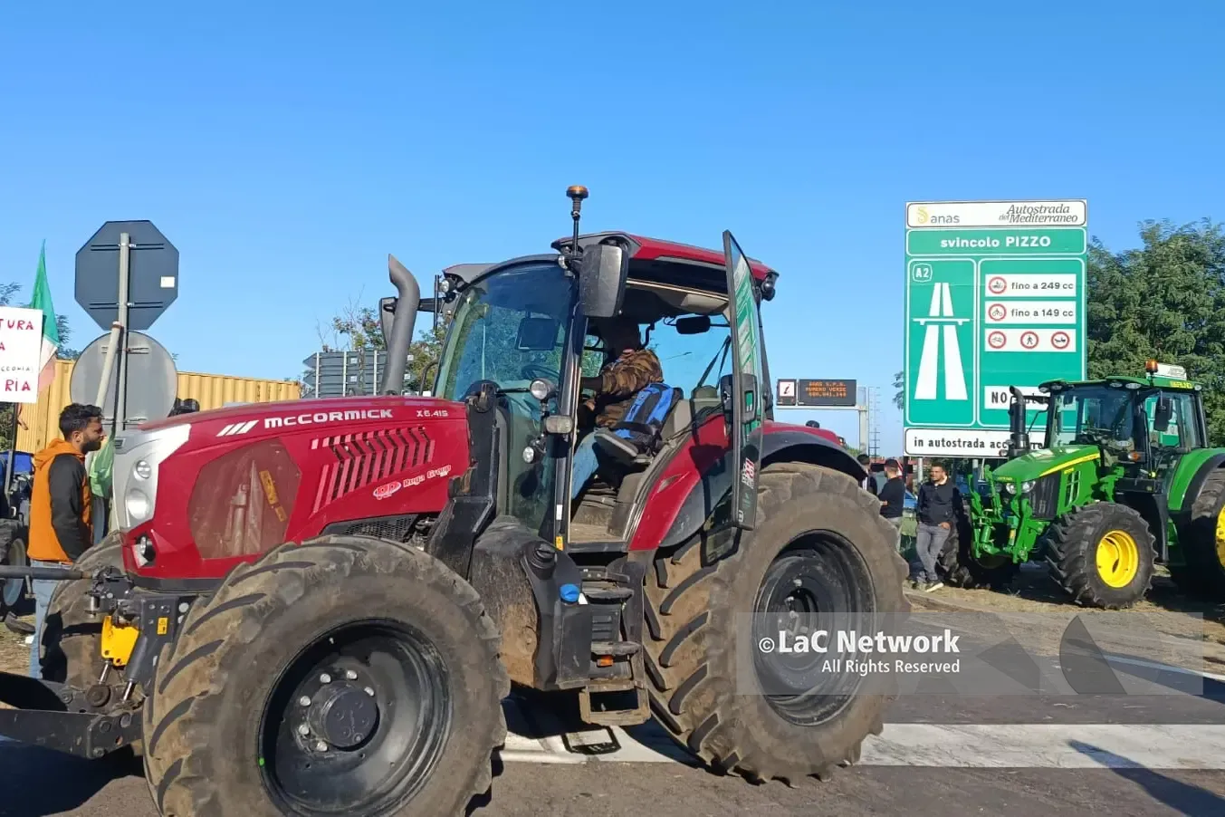 Agricoltori, disperazione e tensione a Pizzo: tentano di entrare sull’A2, la mediazione della polizia evita il blocco\n
