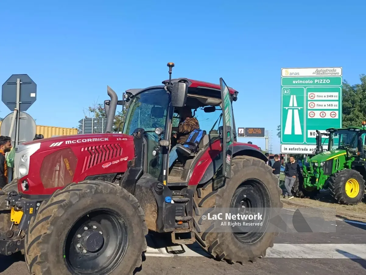 Agricoltori, disperazione e tensione a Pizzo: tentano di entrare sull’A2, la mediazione della polizia evita il blocco