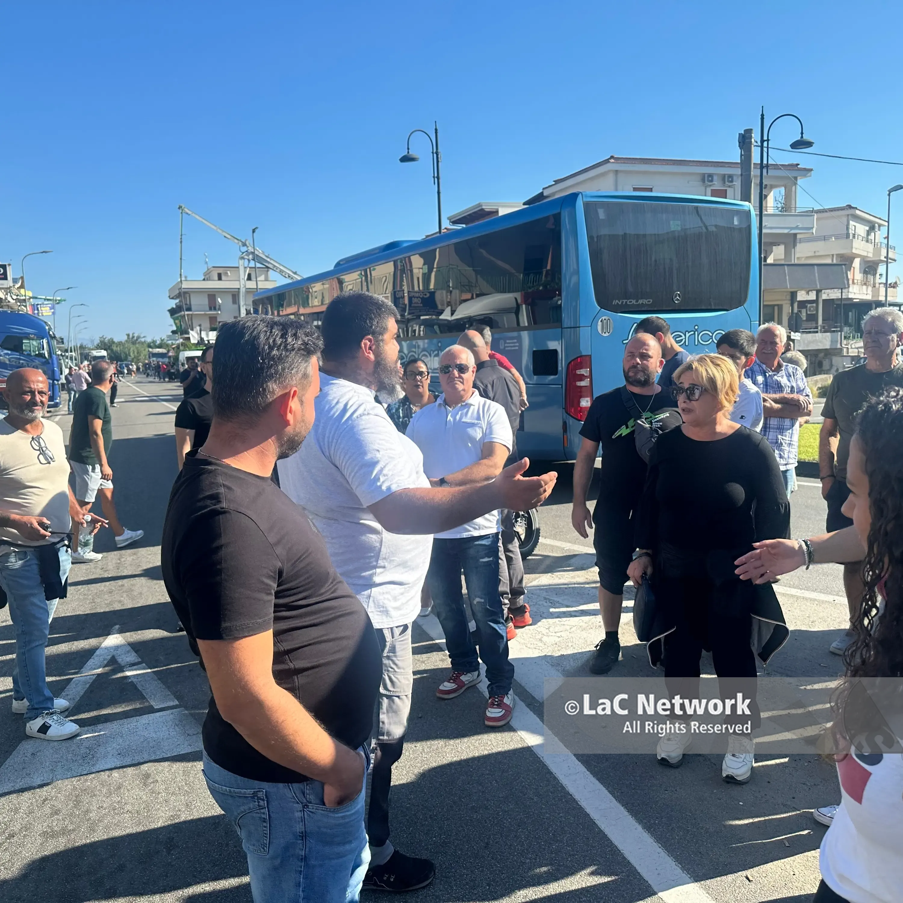 Davoli, notte di presidio sulla SS 106: la protesta contro il caro carburante continua\n