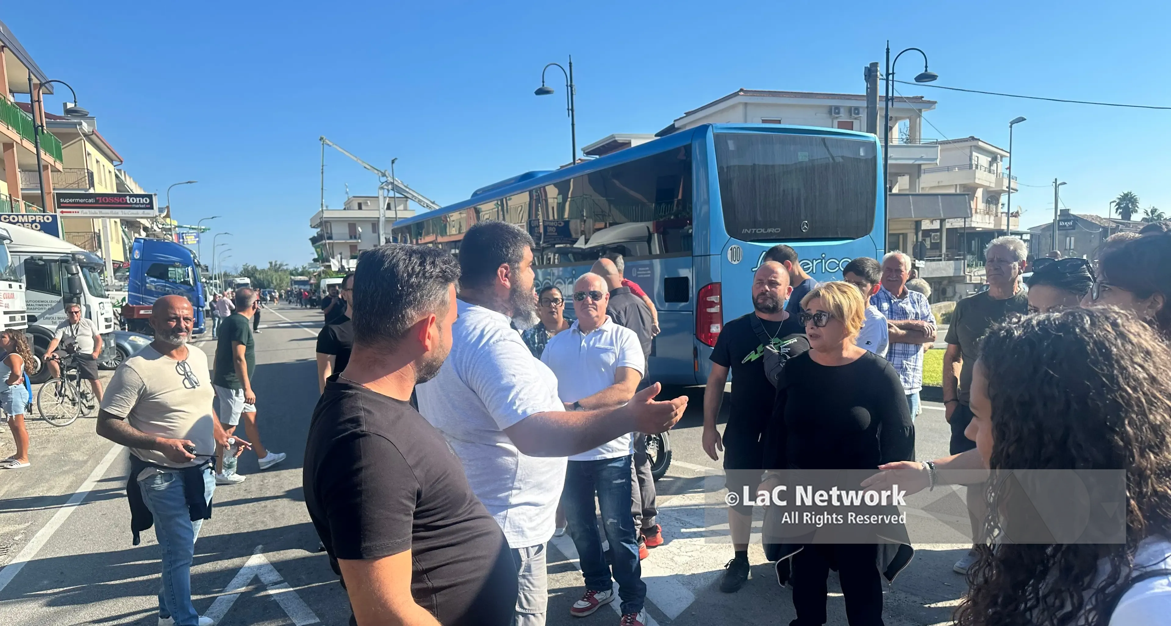 Davoli, notte di presidio sulla SS 106: la protesta contro il caro carburante continua\n
