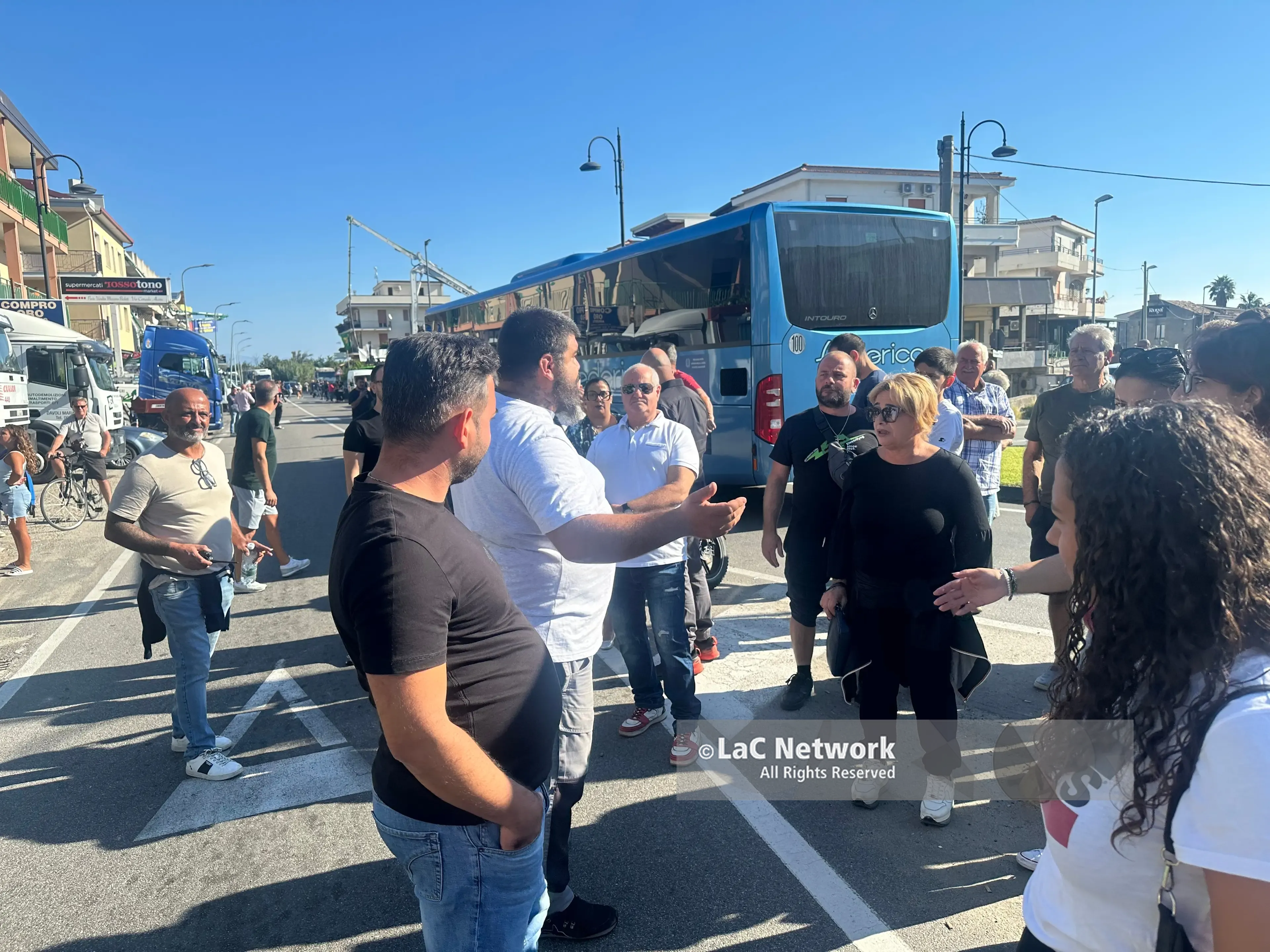 Davoli, notte di presidio sulla SS 106: la protesta contro il caro carburante continua\n