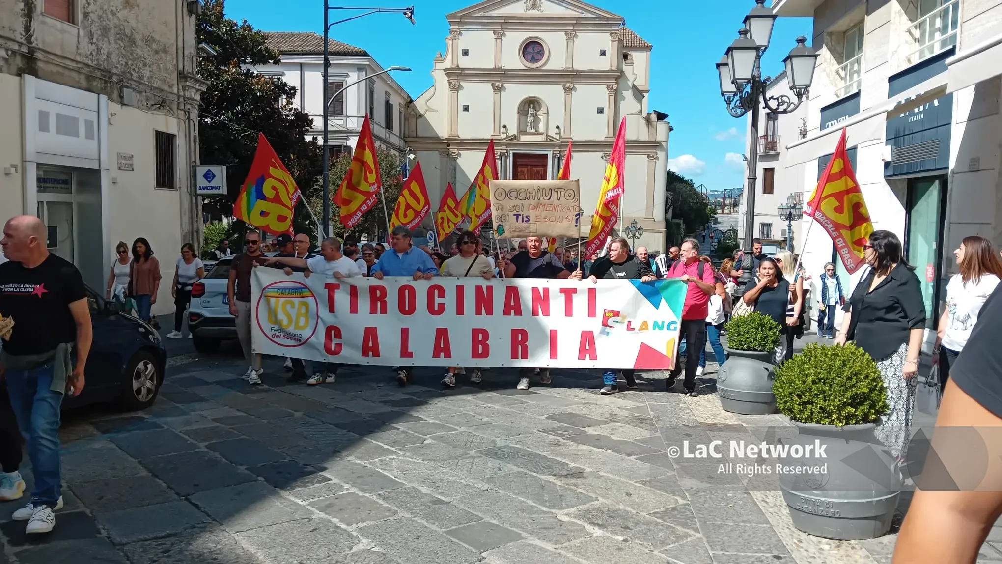 Tis, protesta dei tirocinanti a Catanzaro: «La Regione garantisca un futuro a tutti, nessuno venga lasciato indietro»\n