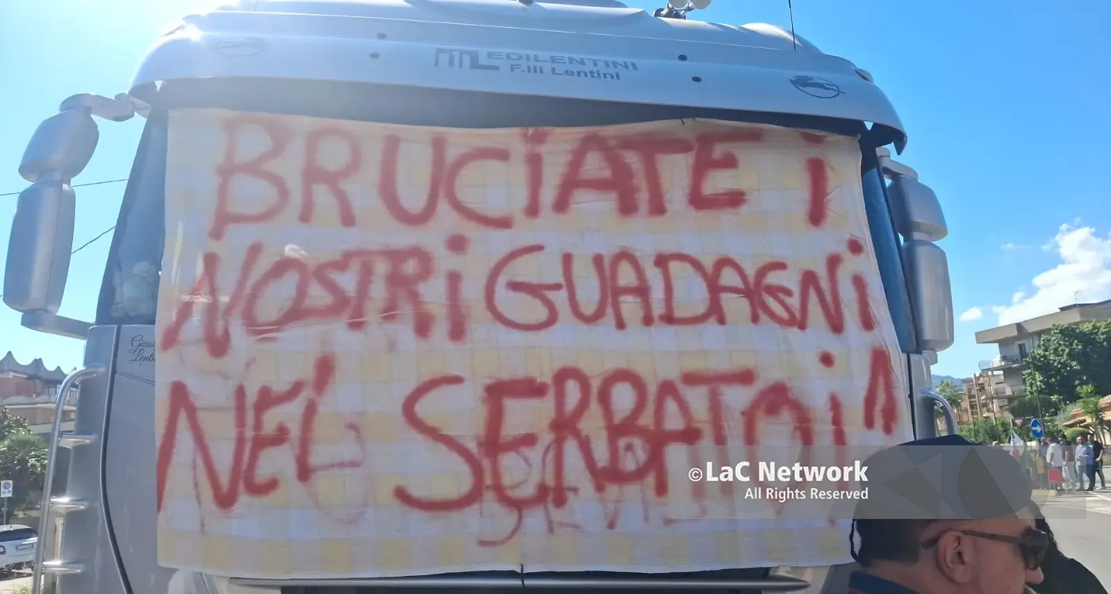 «Bruciate i nostri guadagni nei serbatoi»: la protesta degli agricoltori prosegue a Davoli\n