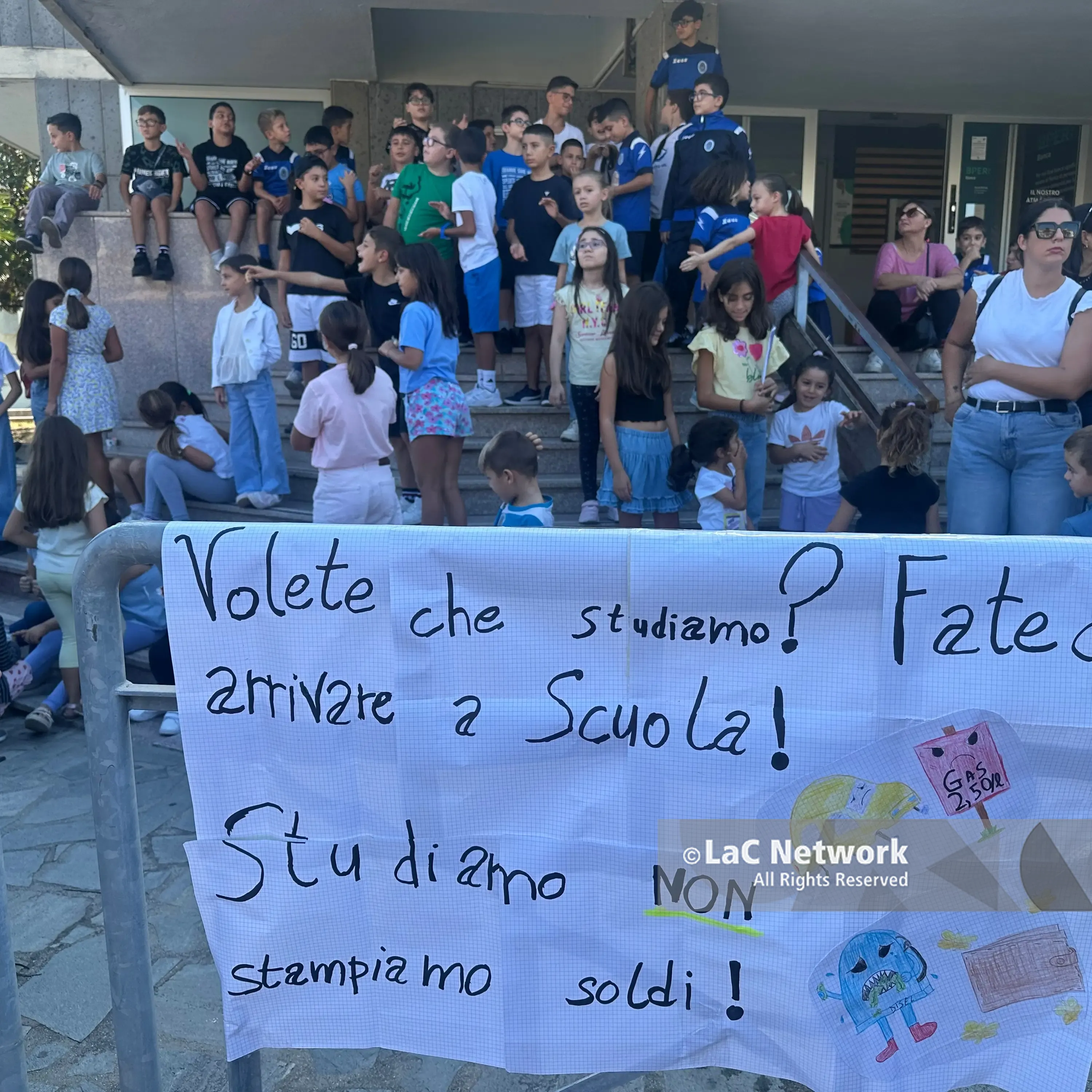 Caro carburante: terza giornata di presidio a Davoli. Scende in strada anche la scuola\n