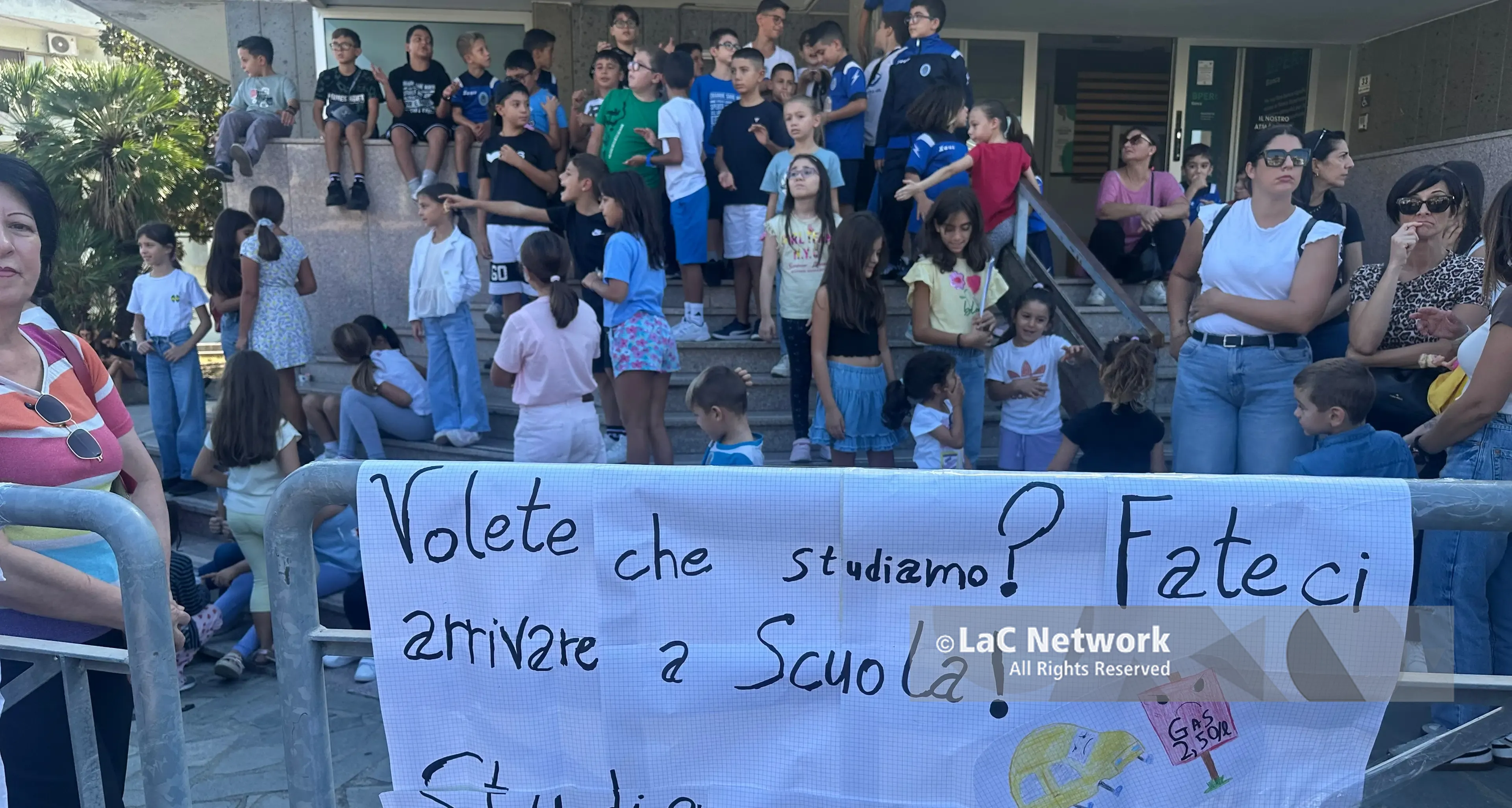 Caro carburante: terza giornata di presidio a Davoli. Scende in strada anche la scuola\n