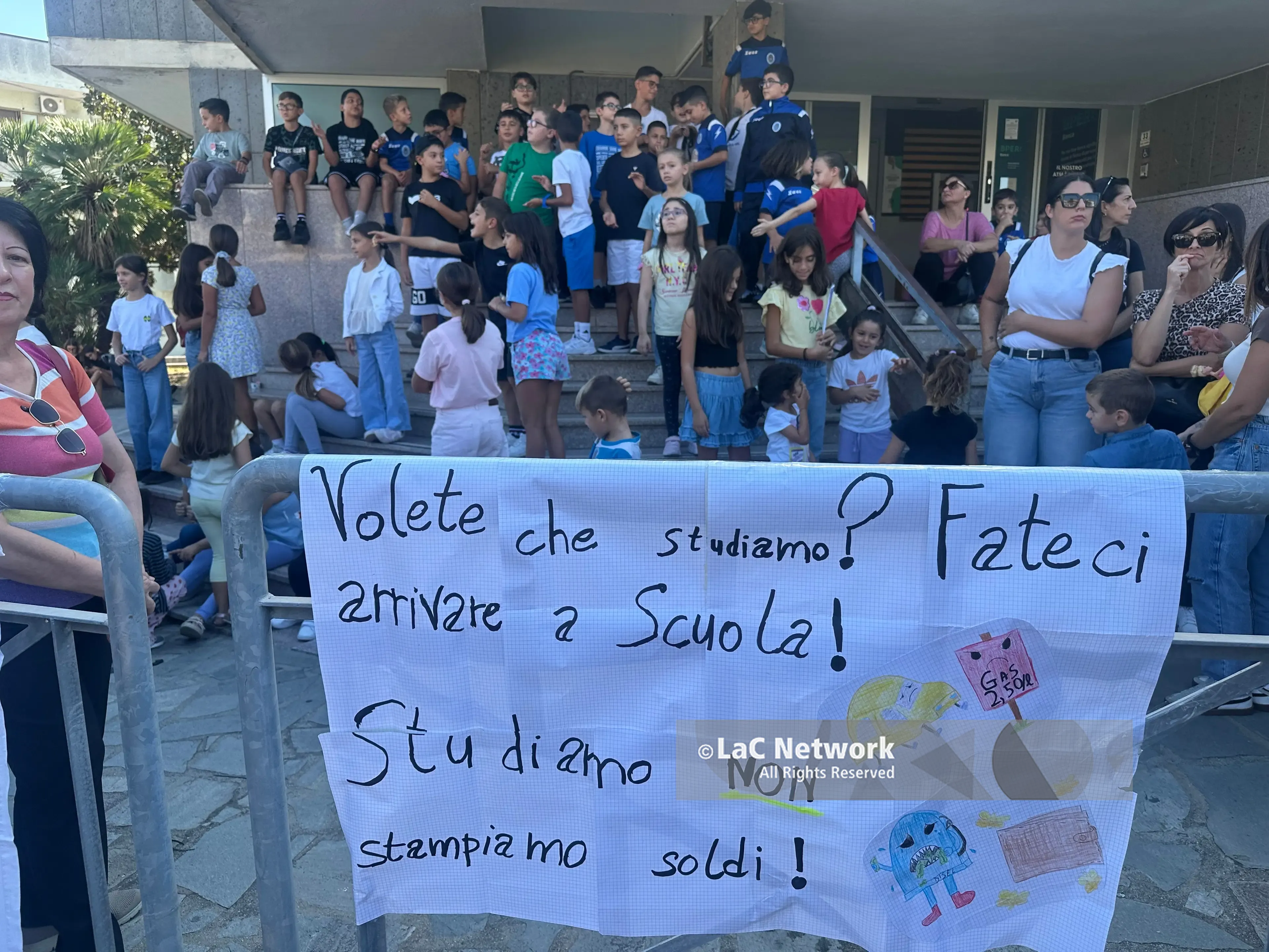 Caro carburante: terza giornata di presidio a Davoli. Scende in strada anche la scuola\n