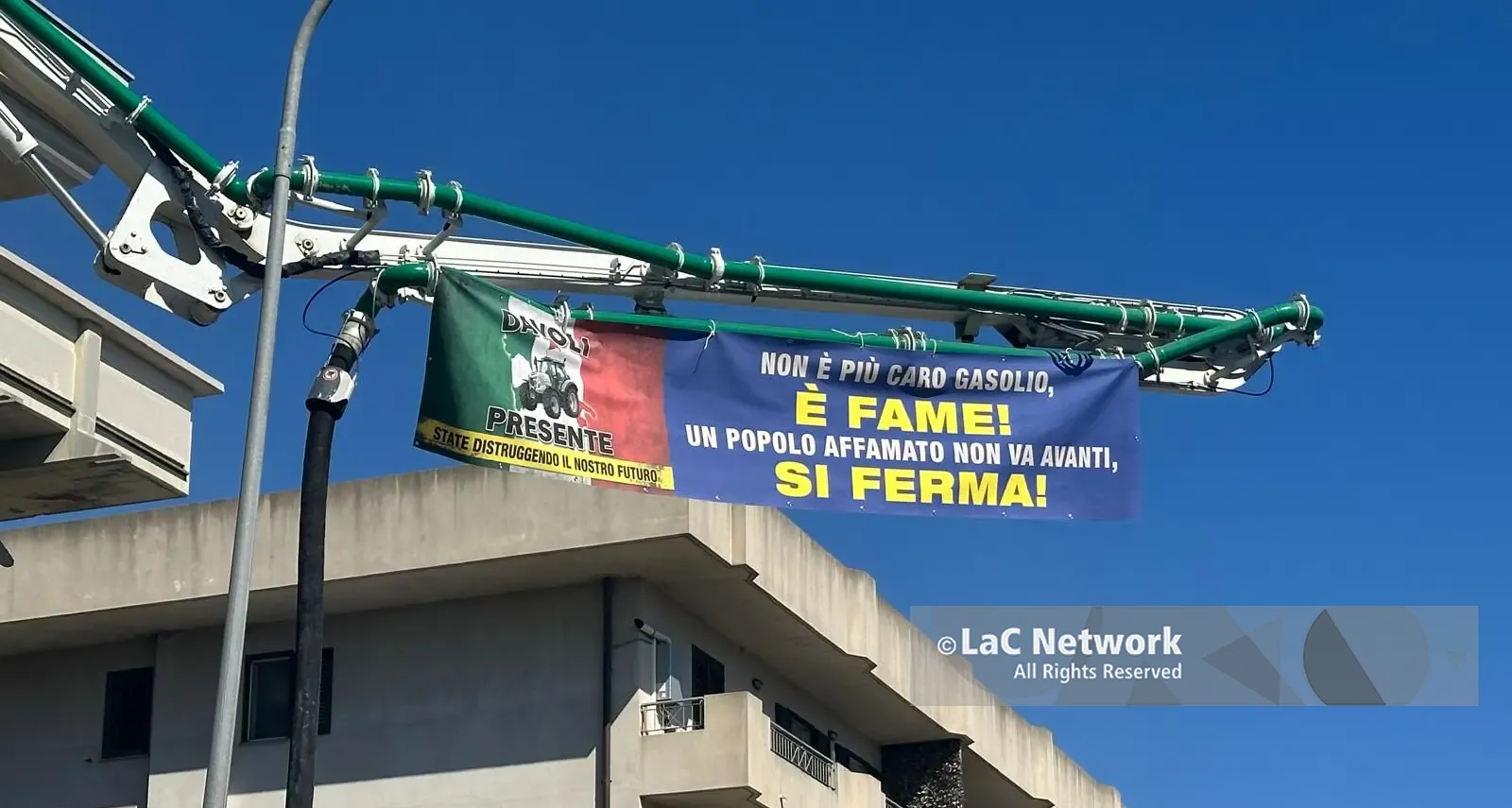 «La politica deve vergognarsi», la rabbia degli agricoltori a Davoli: schede elettorali bruciate e protesta a oltranza\n