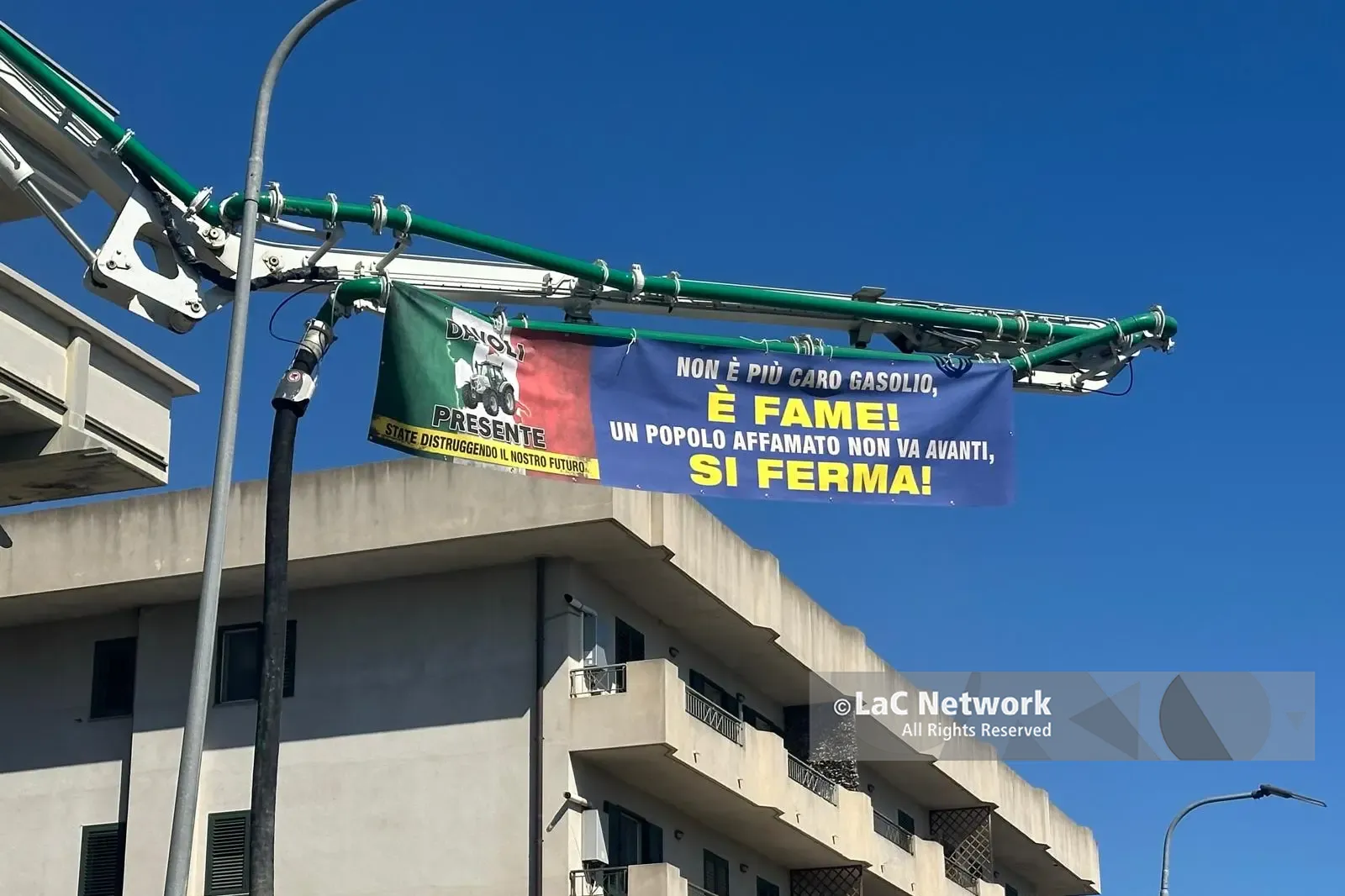 «La politica deve vergognarsi», la rabbia degli agricoltori a Davoli: schede elettorali bruciate e protesta a oltranza\n