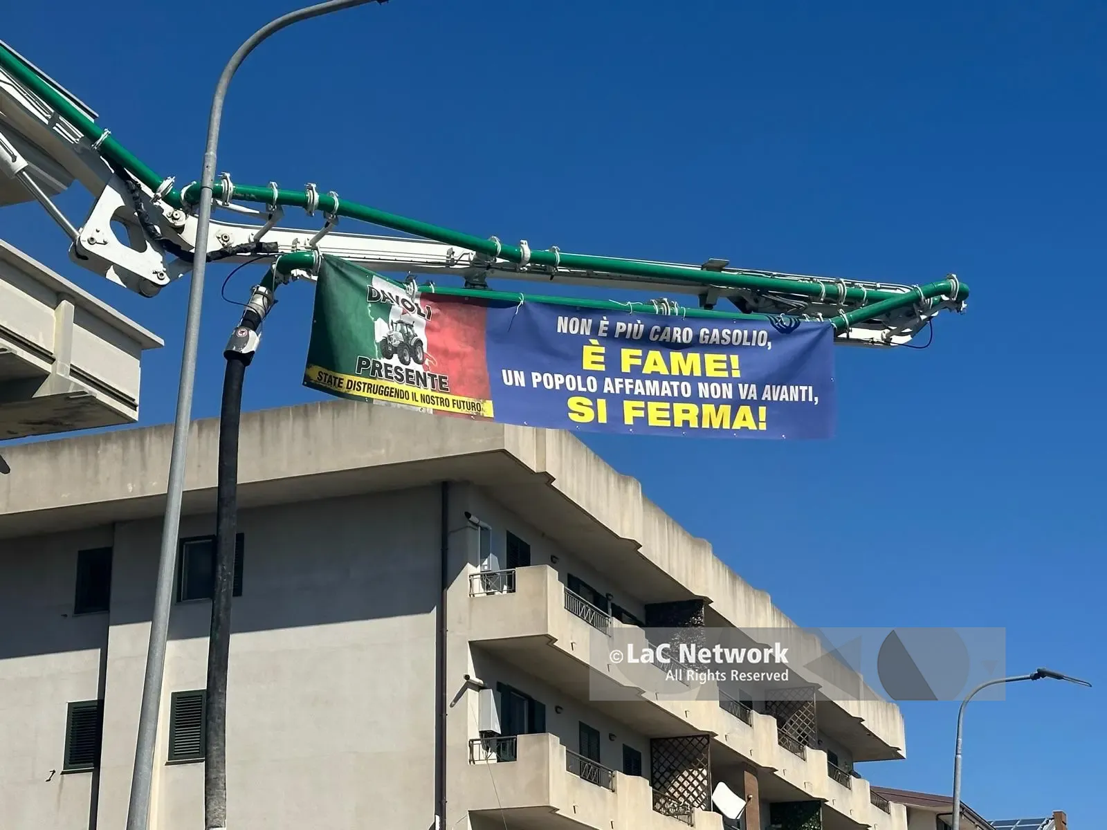 «La politica deve vergognarsi», la rabbia degli agricoltori a Davoli: schede elettorali bruciate e protesta a oltranza