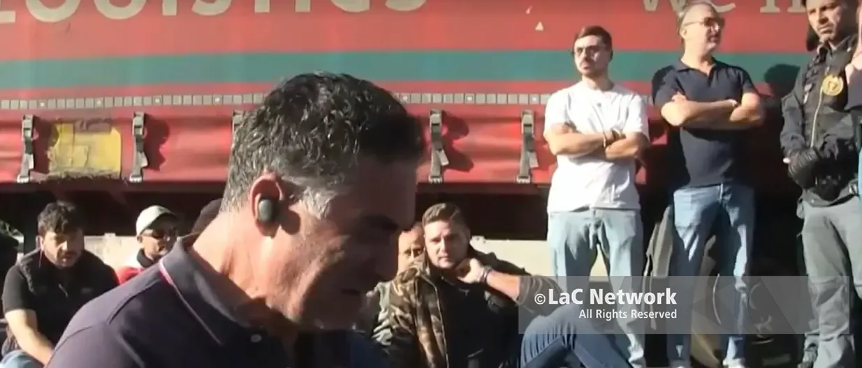 La lacrima del gigante: quando la disperazione travolge la dignità del lavoro