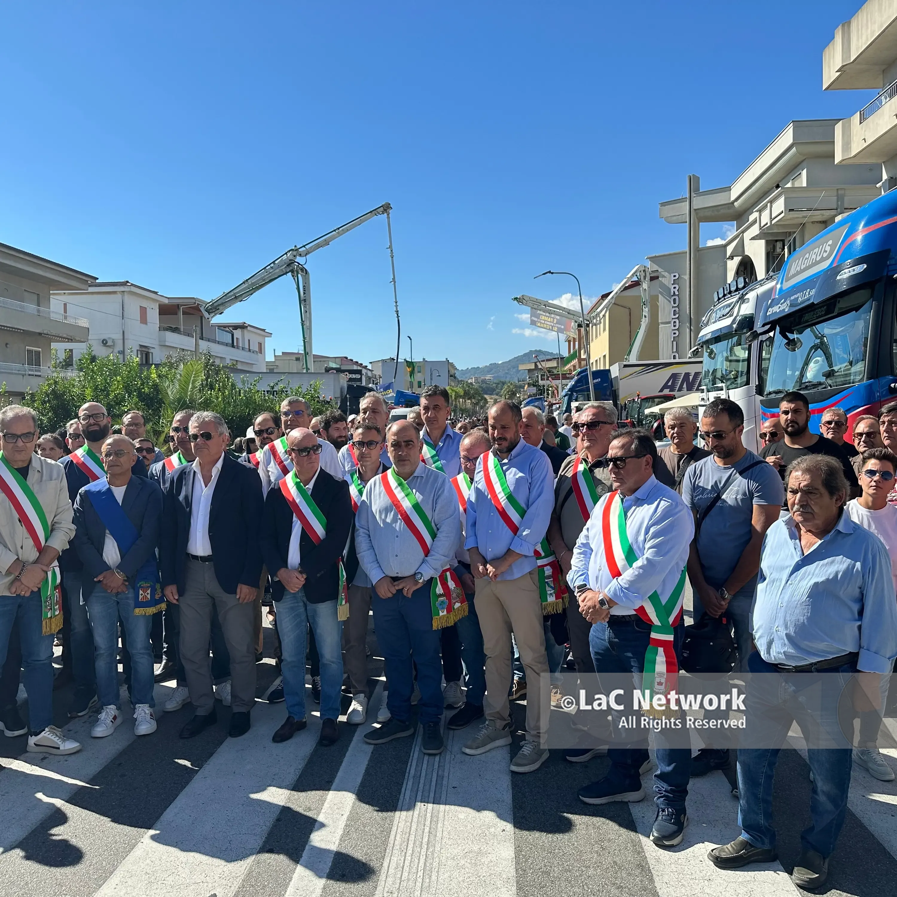 Davoli, il vicepresidente della giunta regionale Mancuso ei sindaci scendono in piazza accanto ai trattori sulla SS 106\n