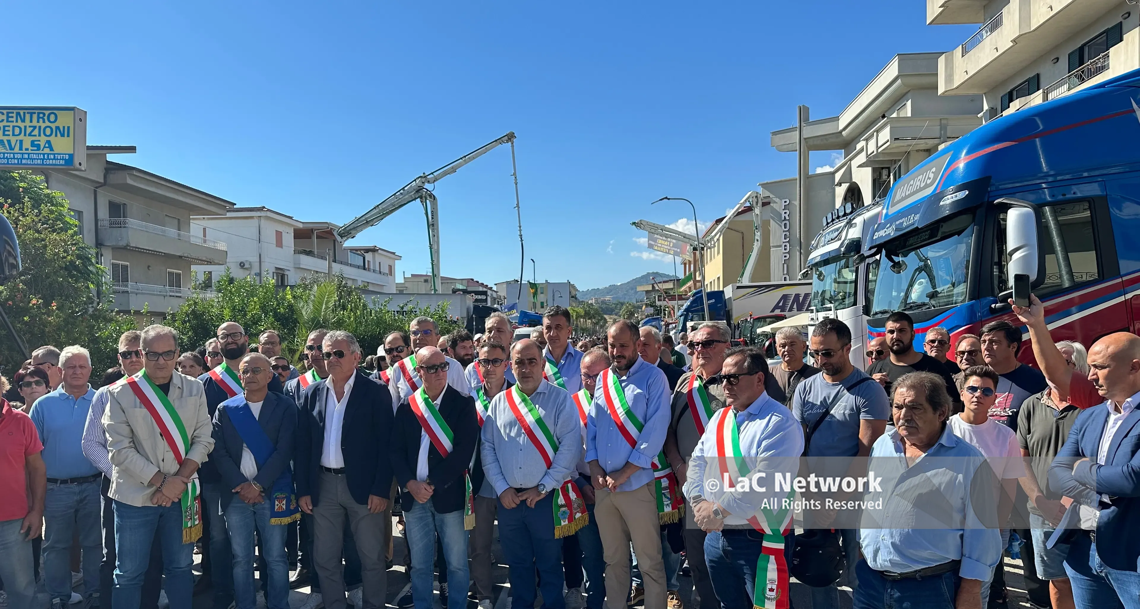 Davoli,\u00A0il vicepresidente della giunta regionale Mancuso e i sindaci scendono in piazza accanto ai trattori sulla SS 106\n