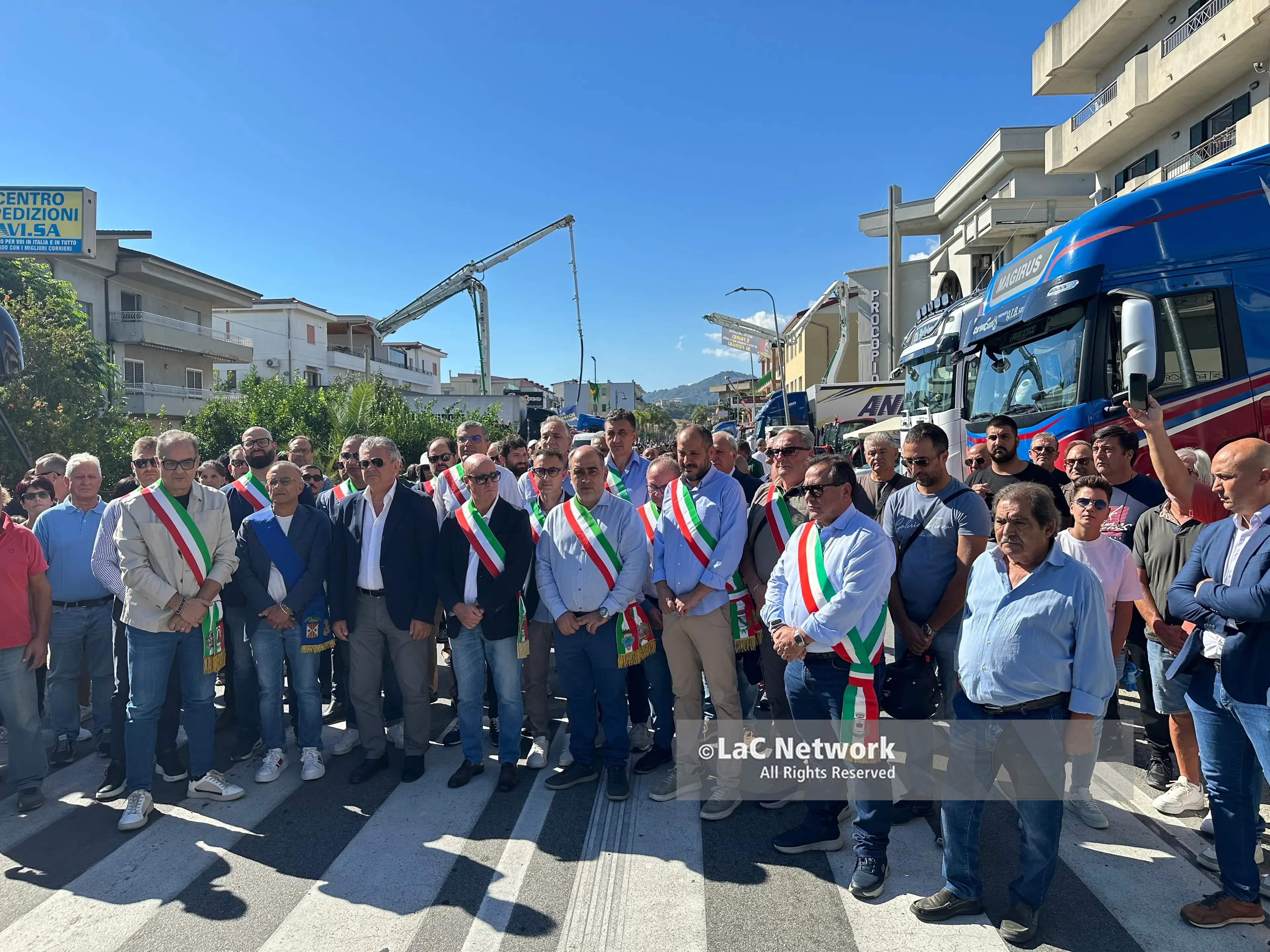 Davoli,\u00A0il vicepresidente della giunta regionale Mancuso e i sindaci scendono in piazza accanto ai trattori sulla SS 106\n