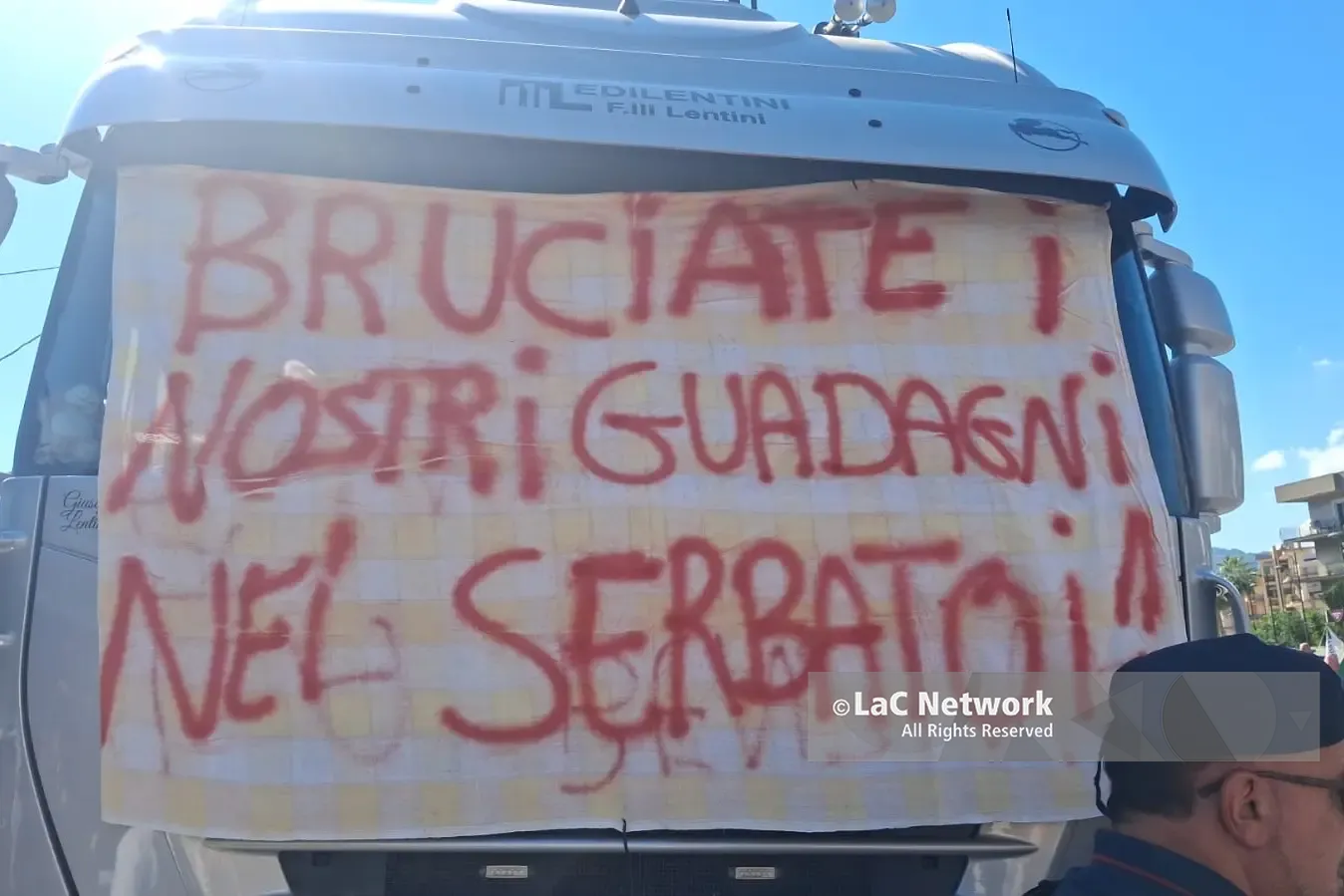 «Con 600 euro al mese come si fa a mangiare?», la rabbia di Davoli contro la politica: «Avranno sorprese alle elezioni»\n