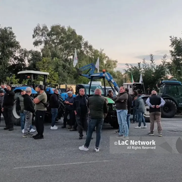 La protesta degli agricoltori si sposta a Vibo Marina, bloccati i depositi di carburante: «Siamo disperati»\n